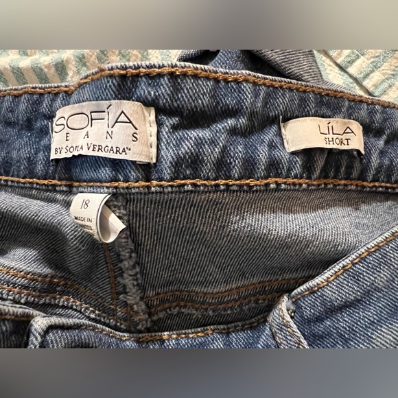 Sofia jeans by Sofia Vergara, Lila short, size 18 - Picture 3 of 6